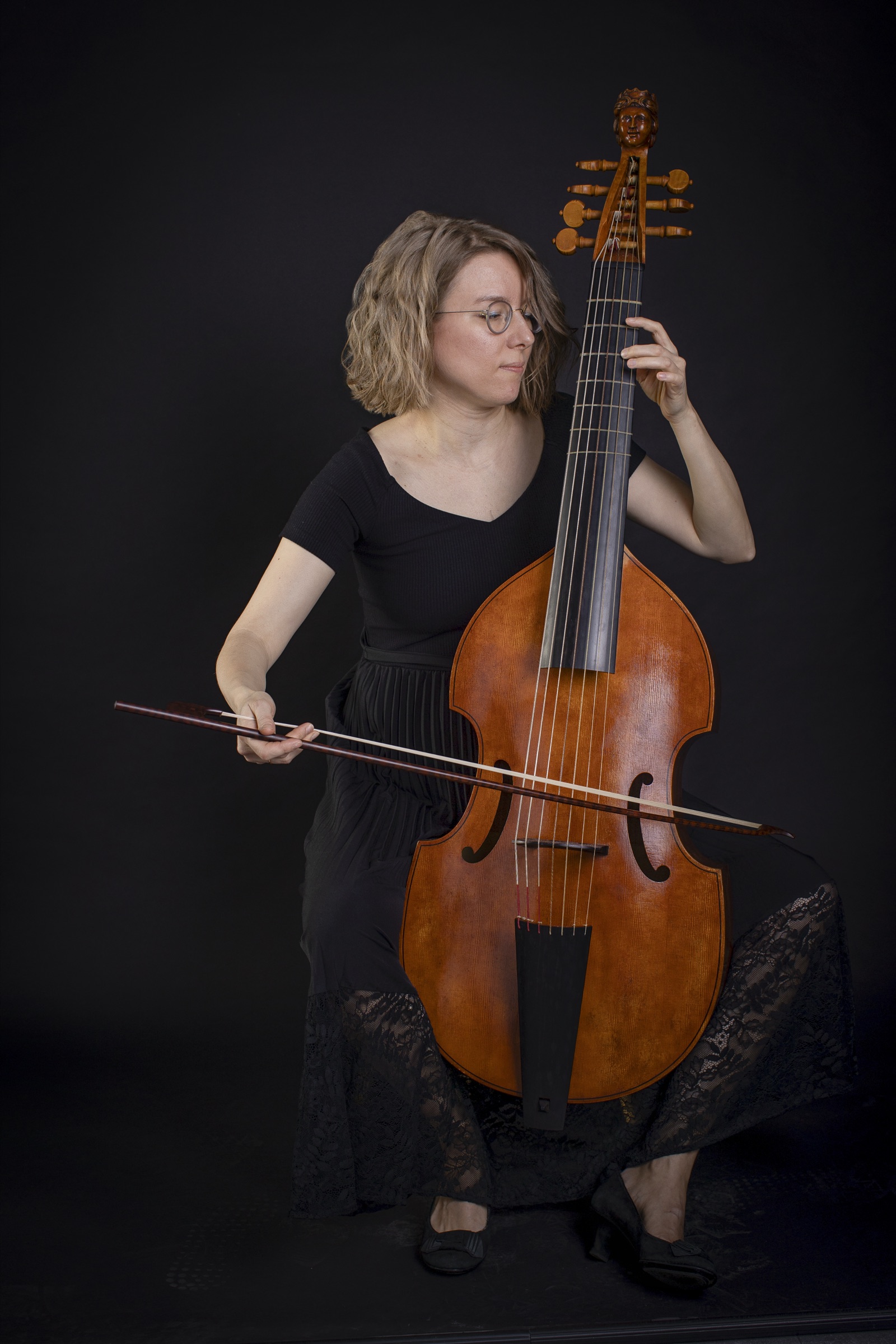 Julia Nilsen-Savage an der Viola da gamba